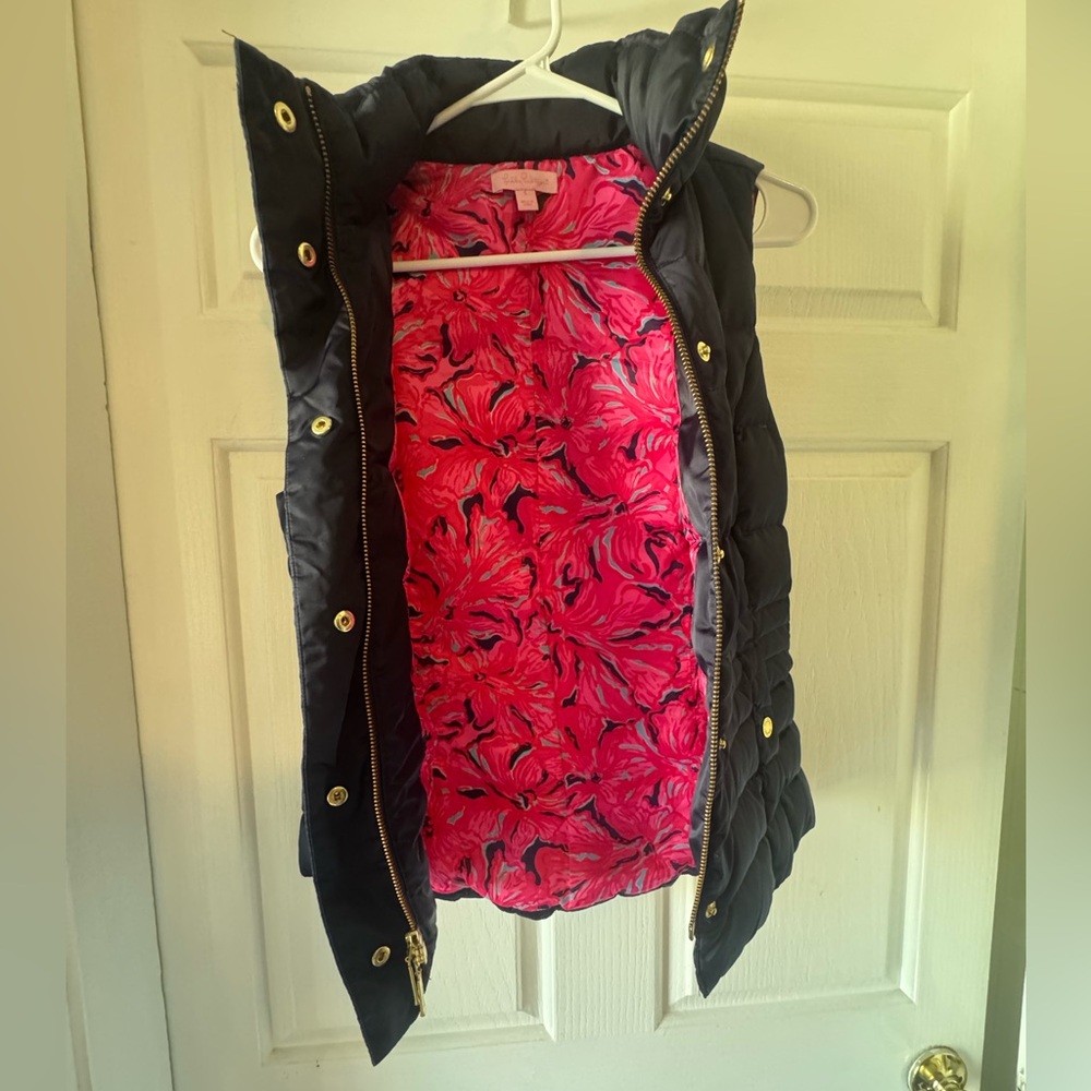 LILLY PULITZER Navy Fitted Slimming “Isabelle” Puffer Vest floral inner lining - Picture 14 of 16